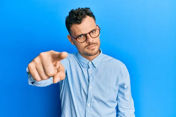 Junger Hispanischer Mann Lässiger Kleidung Und Brille Der Unzufrieden Und — Stockfoto