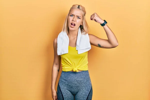 Vacker Blond Sport Kvinna Bär Träningskläder Arg Och Galen Höja — Stockfoto