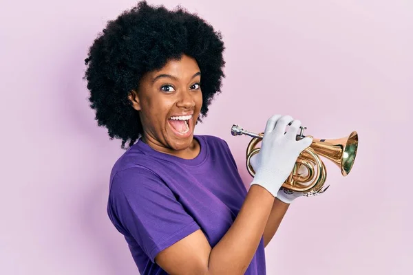 Молодая Африканская Американка Играющая Трубе Празднует Безумство Удивляется Успеху Открытыми — стоковое фото