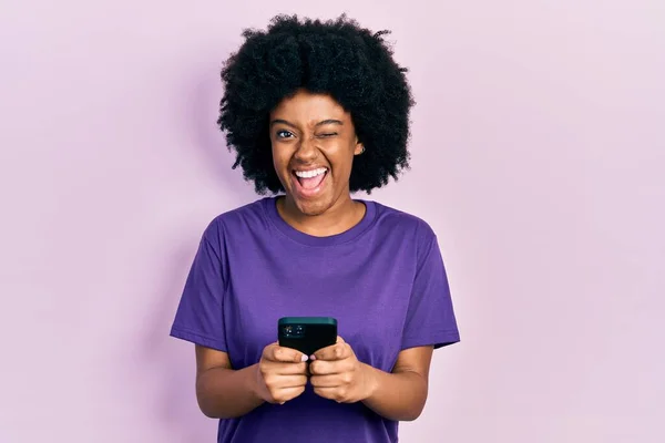 Mujer Afroamericana Joven Usando Mensaje Escritura Teléfonos Inteligentes Guiño Mirando — Foto de Stock