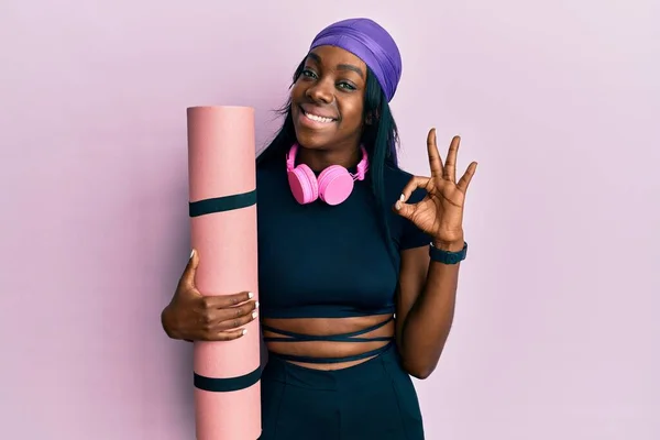 Joven Mujer Afroamericana Vistiendo Ropa Gimnasio Sosteniendo Estera Yoga Haciendo —  Fotos de Stock