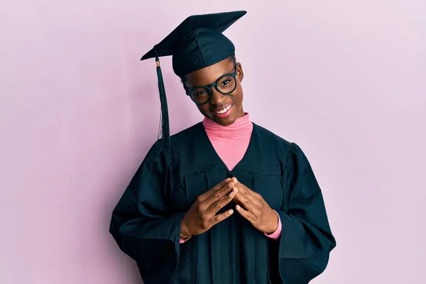 Jovem Afro Americana Vestindo Boné Formatura Mãos Roupão Cerimônia Juntos — Fotografia de Stock