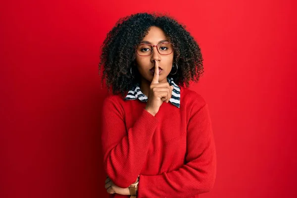 Beautiful African American Woman Afro Hair Wearing Sweater Glasses Asking — Stock Photo, Image