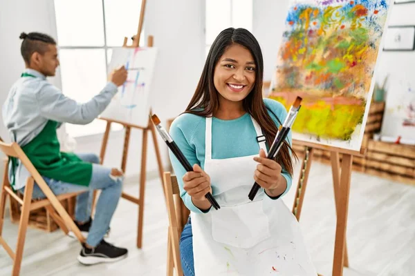 Joven Pareja Pintores Latinos Sonriendo Feliz Pintura Estudio Arte — Foto de Stock