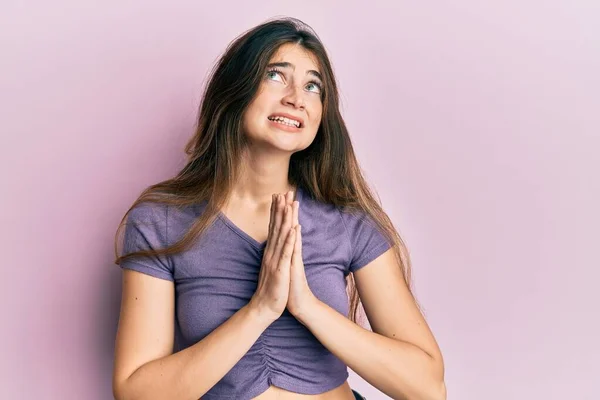 Молода Біла Жінка Повсякденному Одязі Молиться Молиться Разом Надією Висловлюватися — стокове фото