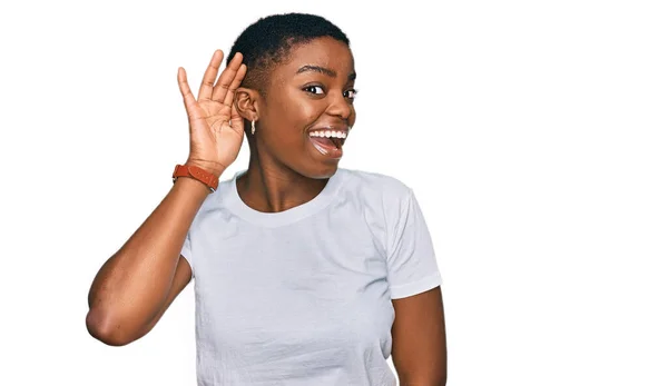 Mujer Afroamericana Joven Con Camiseta Blanca Casual Sonriendo Con Mano — Foto de Stock