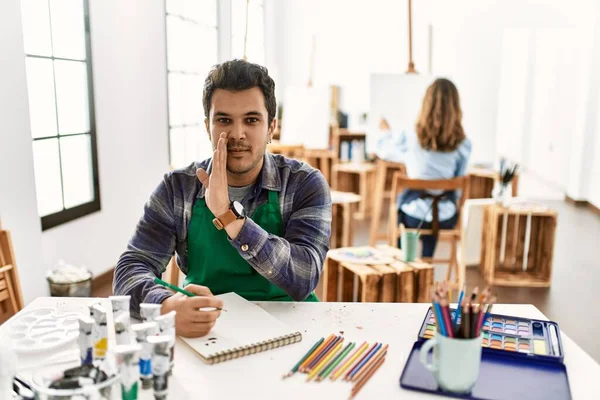 Joven Artista Estudio Arte Mano Mano Contando Rumores Secretos Susurrando — Foto de Stock