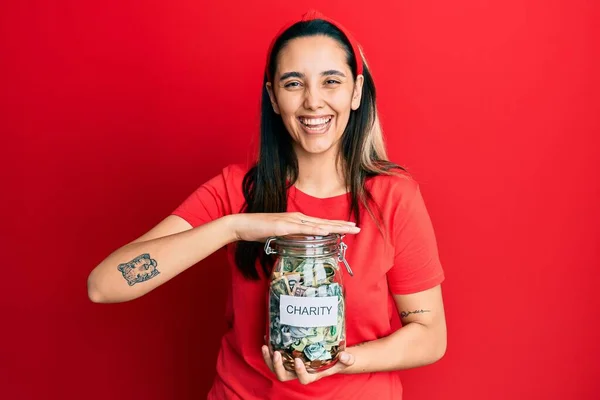 Mladá Hispánka Drží Charitativní Sklenici Penězi Usmívá Hlasitě Směje Protože — Stock fotografie
