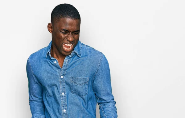 Genç Afro Amerikan Erkeği Gündelik Giysiler Içinde Çok Mutlu Heyecanlı — Stok fotoğraf