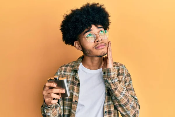 Jovem Americano Africano Com Cabelo Afro Bebendo Álcool Garrafa Uísque — Fotografia de Stock