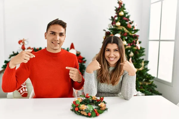 Jong Hispanic Paar Zitten Aan Tafel Kerst Kijken Zelfverzekerd Met — Stockfoto