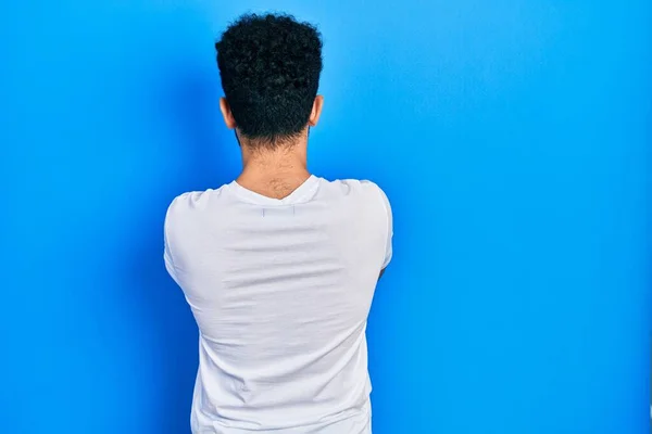 Junger Arabischer Mann Mit Bart Lässigem Weißem Shirt Der Rückwärts — Stockfoto