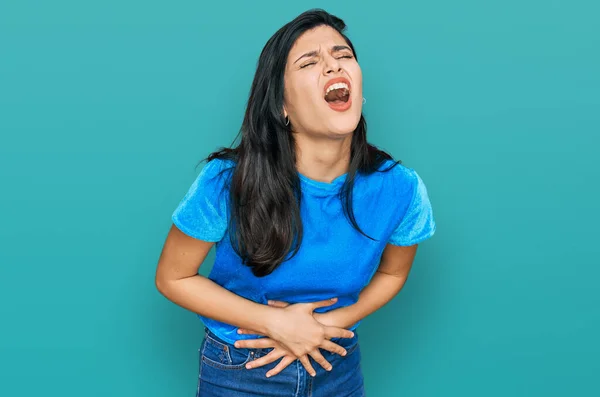 Mujer Hispana Joven Que Usa Ropa Casual Con Mano Estómago — Foto de Stock