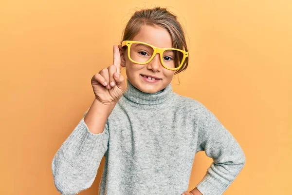 Kleines Schönes Mädchen Lässiger Kleidung Und Gelber Brille Das Mit — Stockfoto