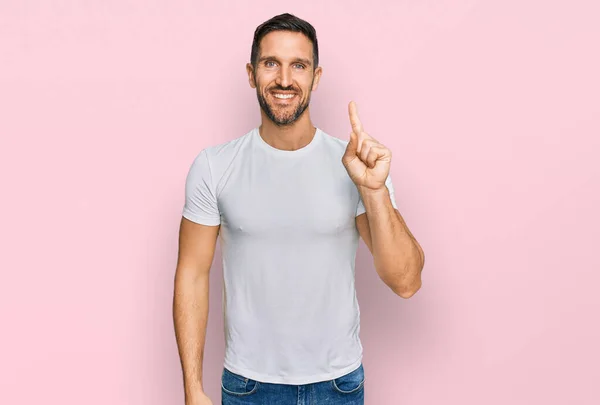 Hombre Guapo Con Barba Llevando Camiseta Blanca Casual Mostrando Apuntando — Foto de Stock