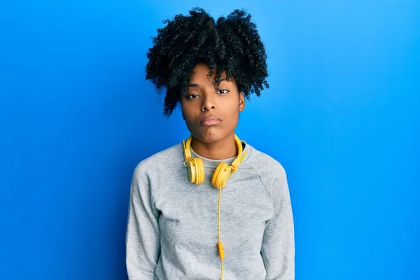 Afroamerikanerin Mit Afro Haaren Sweatshirt Und Kopfhörer Mit Ernstem Gesichtsausdruck — Stockfoto