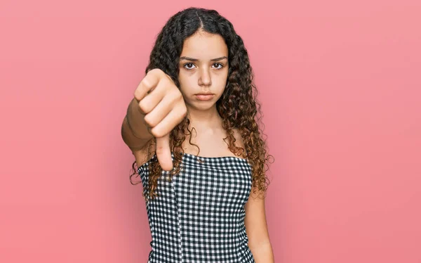 Adolescente Hispanique Fille Portant Des Vêtements Décontractés Regardant Malheureux Colère — Photo