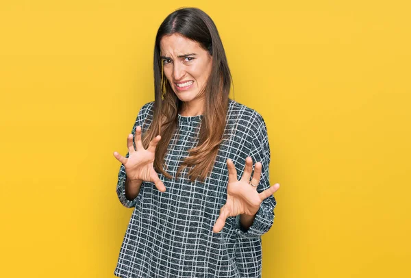 Ung Vacker Kvinna Bär Tillfälliga Kläder Äcklad Uttryck Missnöjd Och — Stockfoto