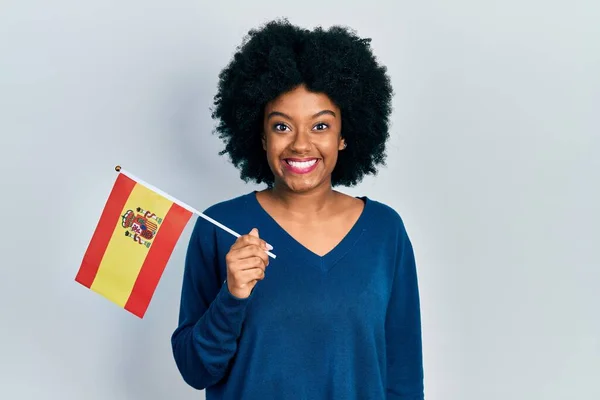 Молодая Африканская Американка Испанским Флагом Выглядит Позитивно Счастливо Стоя Улыбаясь — стоковое фото