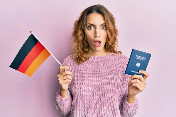 Elinde Alman Bayrağı Pasaportu Olan Genç Beyaz Bir Kadın Ağzı — Stok fotoğraf