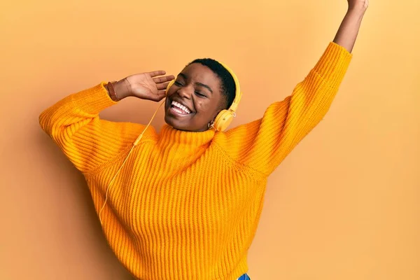 Beautiful African American Young Woman Short Hair Wearing Headphones Listening — Stock Photo, Image