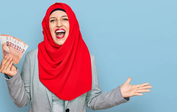 Красива Іспаномовна Жінка Ісламському Хіджабі Тримає Євро Банкноти Святкують Перемогу — стокове фото