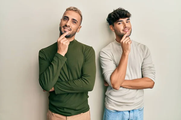 Homossexual Casal Gay Juntos Vestindo Roupas Casuais Sorrindo Olhando Confiante — Fotografia de Stock
