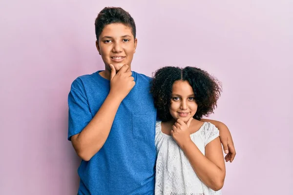 Ung Latinamerikansk Familj Bror Och Syster Bär Casual Kläder Tillsammans — Stockfoto