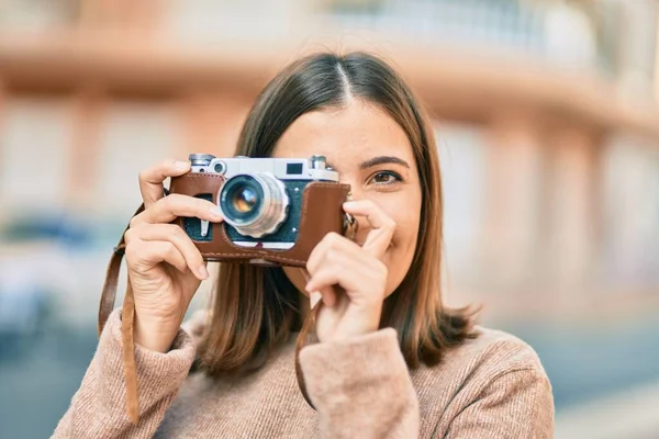 Młoda Latynoska Turystka Uśmiechnięta Szczęśliwa Używając Zabytkowej Kamery Mieście — Zdjęcie stockowe