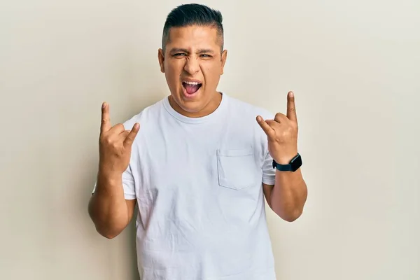 Giovane Uomo Latino Indossa Casual Shirt Bianca Gridando Con Espressione — Foto Stock