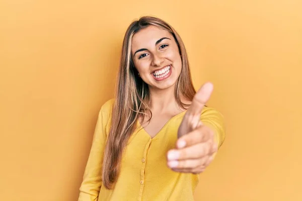 Mooie Latijns Amerikaanse Vrouw Draagt Casual Gele Trui Glimlachend Vriendelijk — Stockfoto