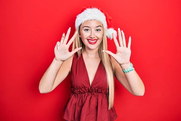 Jovem Loira Vestindo Chapéu Natal Mostrando Apontando Para Cima Com — Fotografia de Stock