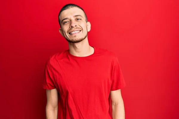 Latynos Czerwonej Koszulce Szczęśliwym Chłodnym Uśmiechem Twarzy Szczęśliwy Człowiek — Zdjęcie stockowe