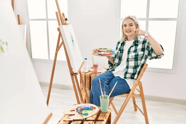 Giovane Artista Donna Pittura Tela Studio Arte Sorridente Allegro Mostrando — Foto Stock