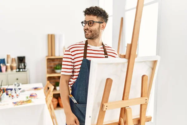 Sanat Stüdyosundaki Arap Genç Adam Yüzünde Gülümseme Doğal Ifadeyle Yan — Stok fotoğraf