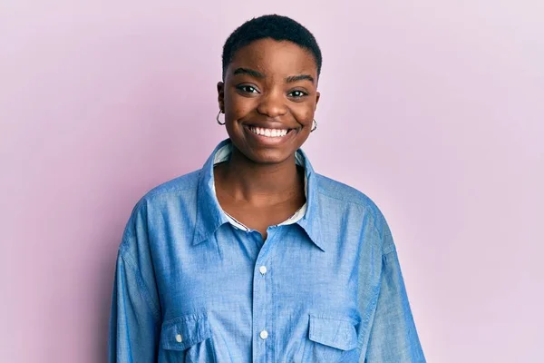 Jonge Afro Amerikaanse Vrouw Draagt Casual Kleding Met Een Vrolijke — Stockfoto