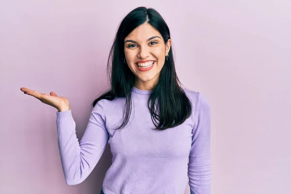 Jonge Spaanse Vrouw Casual Kleding Lachende Vrolijke Presentatie Wijzen Met — Stockfoto