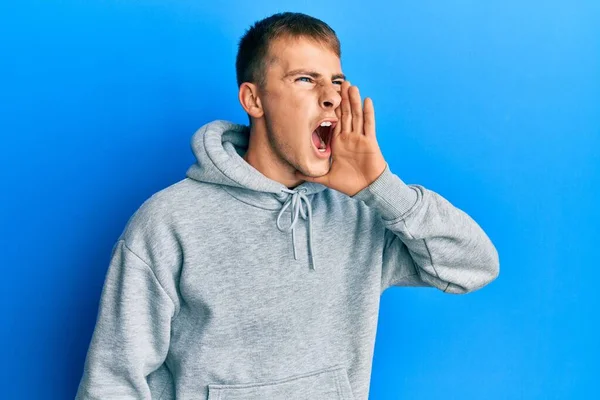 Hombre Caucásico Joven Con Sudadera Casual Gritando Gritando Fuerte Lado —  Fotos de Stock