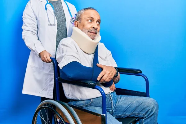 Hombre Mayor Guapo Con Barba Sentado Silla Ruedas Con Cuello — Foto de Stock