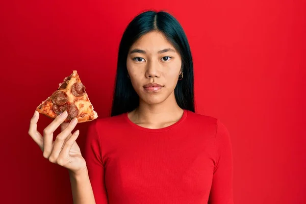 Jovem Chinesa Segurando Pizza Italiana Pensando Atitude Expressão Sóbria Olhando — Fotografia de Stock