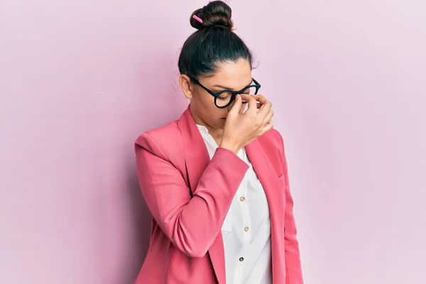 Mulher Bonita Oriente Médio Vestindo Jaqueta Negócios Óculos Cansados Esfregando — Fotografia de Stock