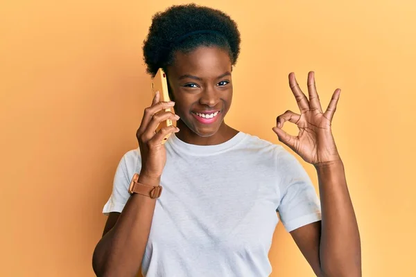 Jovem Menina Afro Americana Ter Conversa Falando Smartphone Fazendo Sinal — Fotografia de Stock