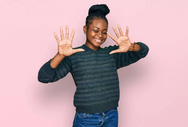 Jovem Afro Americana Vestindo Roupas Casuais Mostrando Apontando Para Cima — Fotografia de Stock