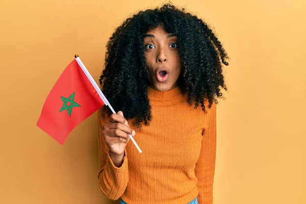 African American Woman Afro Hair Holding Morocco Flag Scared Amazed — Stock Photo, Image