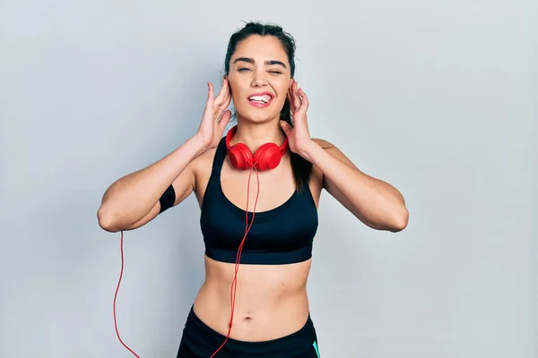 Jovem Hispânica Vestindo Roupas Ginástica Usando Fones Ouvido Cobrindo Orelhas — Fotografia de Stock