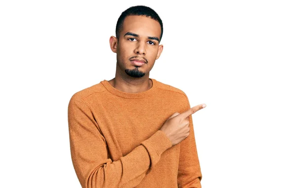 Junger Afrikanisch Amerikanischer Mann Lässiger Kleidung Der Mit Dem Finger — Stockfoto