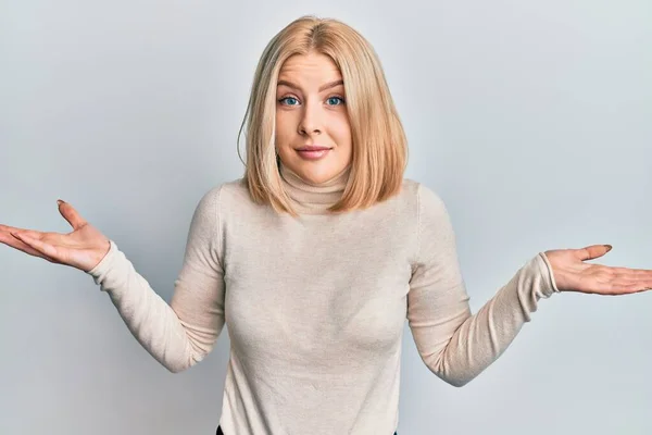 Junge Blonde Frau Lässiger Kleidung Ahnungslos Und Verwirrt Mit Offenen — Stockfoto