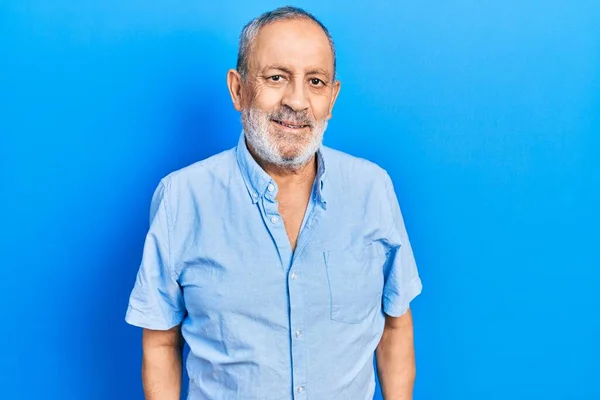 Bonito Homem Sênior Com Barba Vestindo Camisa Azul Casual Olhando — Fotografia de Stock