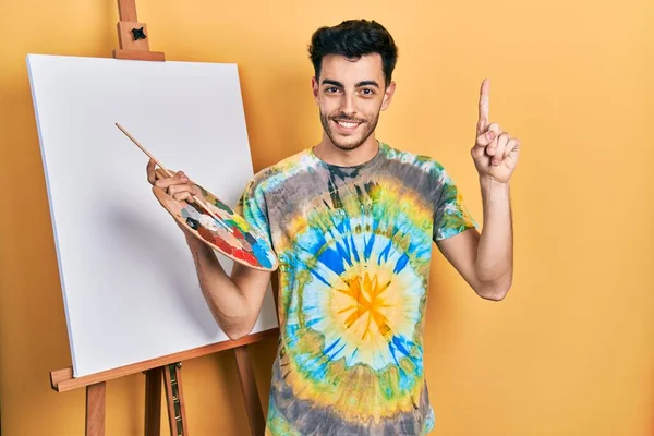 Joven Hombre Hispano Pie Dibujando Con Paleta Por Pintor Caballete —  Fotos de Stock