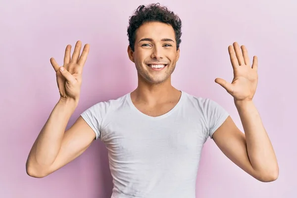 Joven Hombre Guapo Con Camiseta Blanca Casual Mostrando Apuntando Hacia —  Fotos de Stock